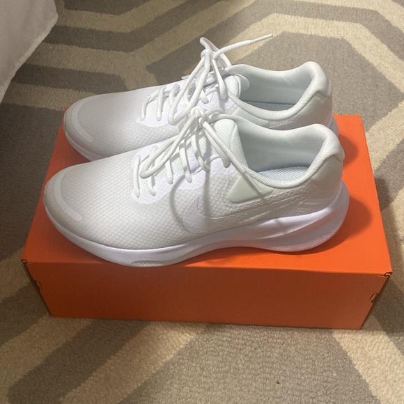 Women’s Nike Revolution 7 sneakers - Picture 2 of 6